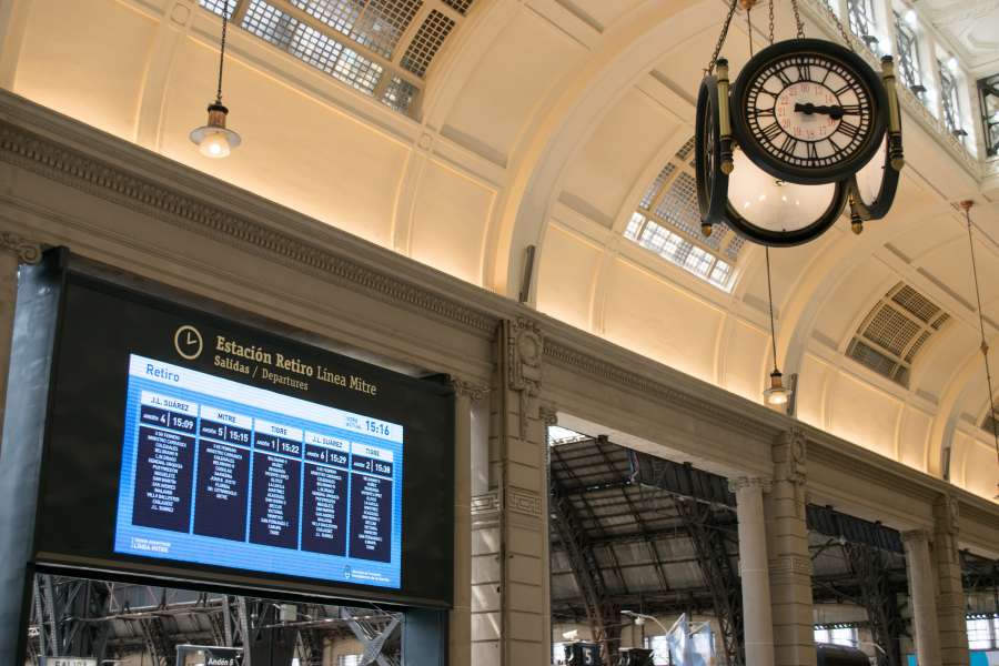 américa latina, américa del sur, buenos aires, argentina, retiro, tren, estación de tren, estación, interior, arquitectura, salida, llegada, pasajero, turismo, ciudad capital, tablero, plataforma,