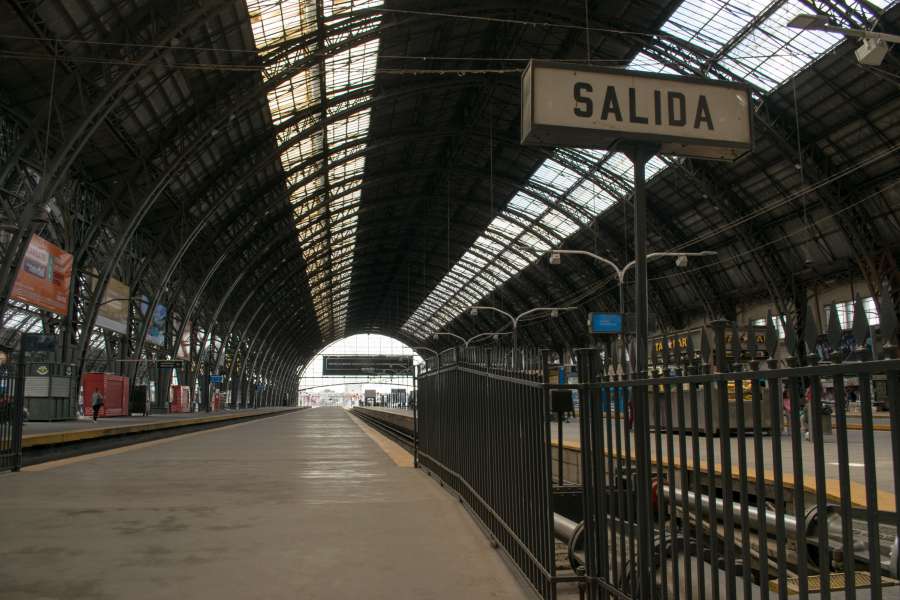 américa latina, américa del sur, buenos aires, argentina, retiro, tren, estación de tren, estación, interior, arquitectura, salida, llegada, pasajero, turismo, ciudad capital, tablero, plataforma,