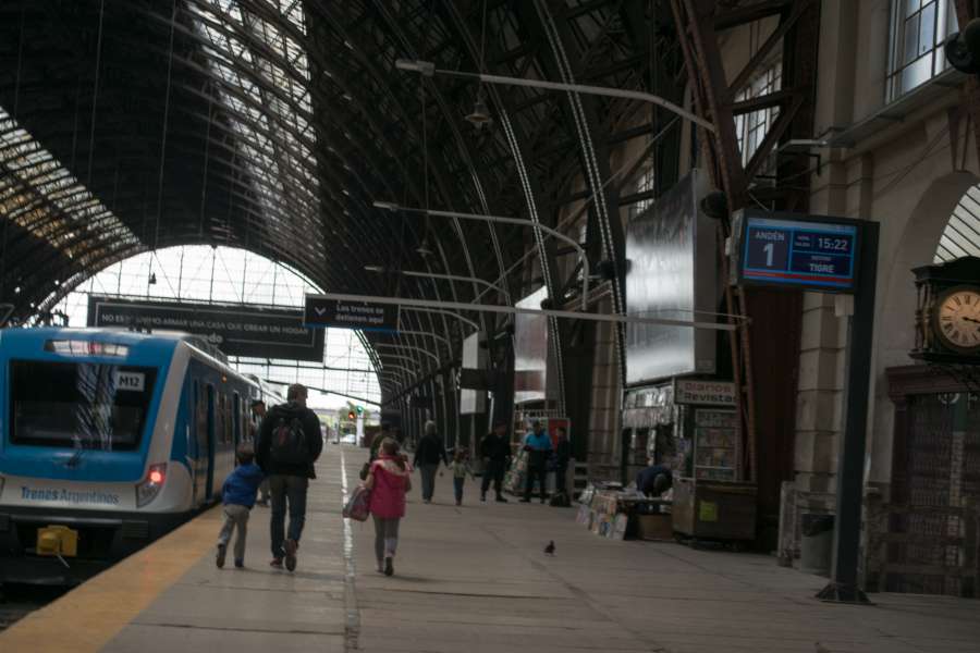 américa latina, américa del sur, buenos aires, argentina, retiro, tren, estación de tren, estación, interior, arquitectura, salida, llegada, pasajero, turismo, ciudad capital, tablero, plataforma,