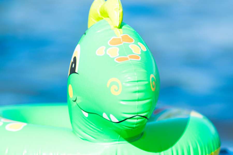 resumen, fondo, azul, brillante, infantil, niños, círculo, claro, color, soltar, flotador, divertido, horizontal, inflable, niño, ocio, vida, nadie, objeto, naranja, al aire libre, gente, plástico, juego, piscina, recreación, reflexión, relajación, anillo, onda, redondo, caucho, seguridad, deporte, verano, sol, luz de sol, soleado, nadar, nadando, juguete, transparente, viajar, tubo, vacaciones, vibrante, agua, ola, mojado,