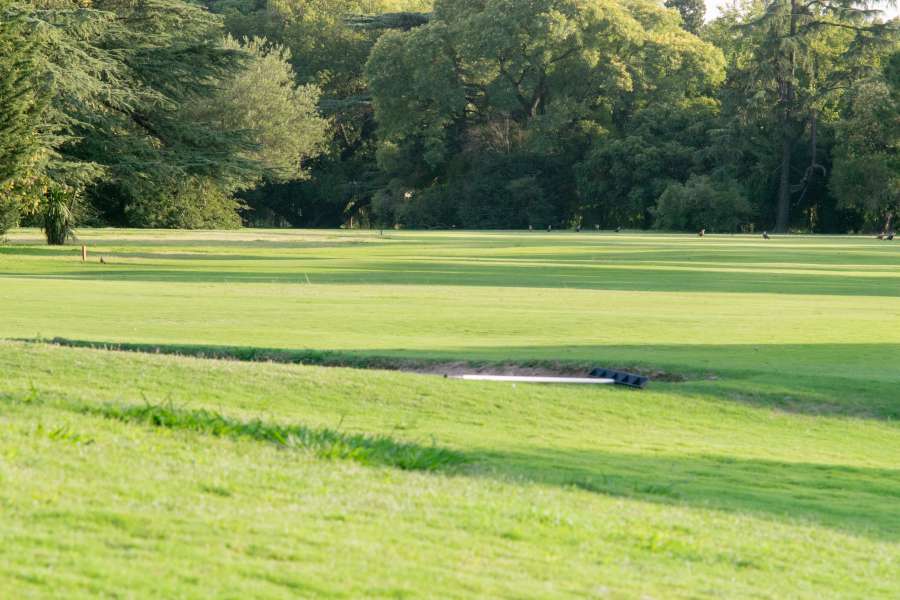 golf, curso, arena, césped, deporte, nadie, día, verde, activo, concepto, país, calle, campo, juego, colina, agujero, vacaciones, paisaje, césped, ocio, pradera, natural, naturaleza, al aire libre, jugar, de vacaciones, deportes, espacio, suburbano, veraniego,
