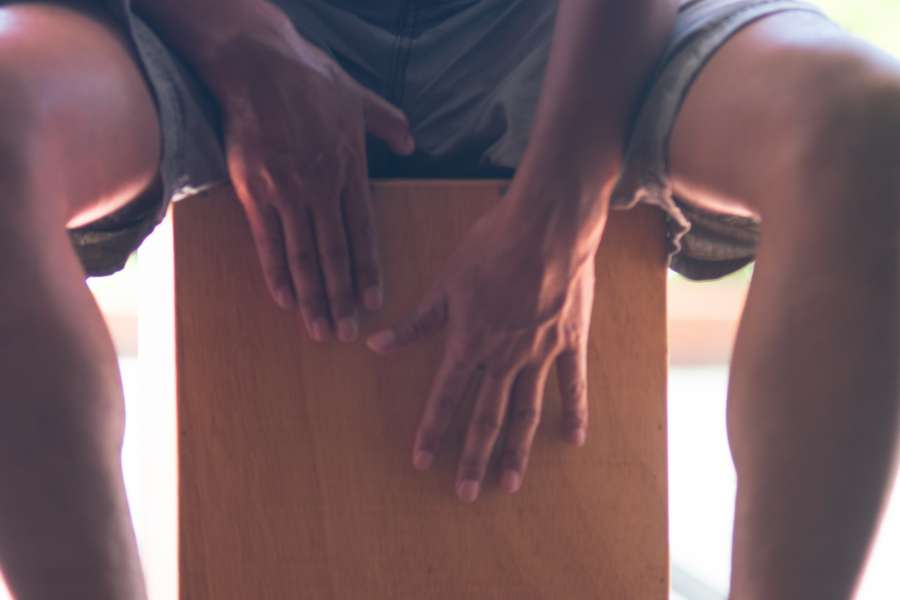 Perú, peruano, cajón, fondo, caja, marrón, cerrar, primer plano, tambor, entretenimiento, dedos, chico, mano, instrumento, piernas, hombre, música, musical, objeto, pantalones, percusión, actuación, realización, juego, ritmo, camisa, sentándose, sonreír, sonido, elegante, madera, de madera,