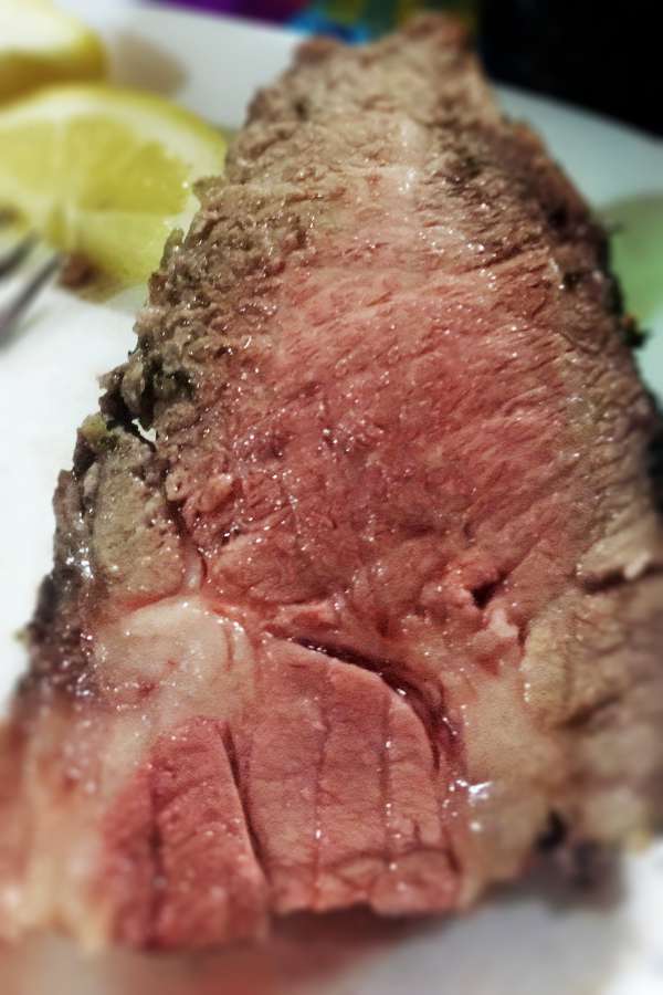 pork bondiola, bondiola, meat, beef, steak, dish, juicy, uncooked, slice, lemon, detail, close up, 