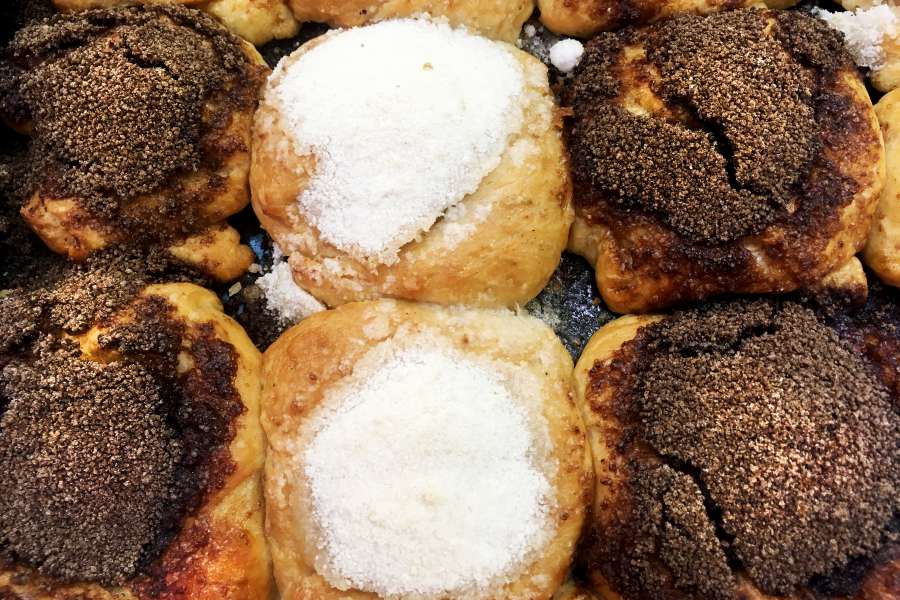 background, bake, bakery, berliner, breakfast, cake, calories, carnival, cuisine, decoration, delicious, dessert, donut, doughnut, edible, food, fresh, fried, gourmet, greasy, group, heap, holiday, many, pastry, pie, pile, powdered, round, snack, sugar, sugared, sweet, tasty, tradition, unhealthy, white, brown, tortitas negras, 