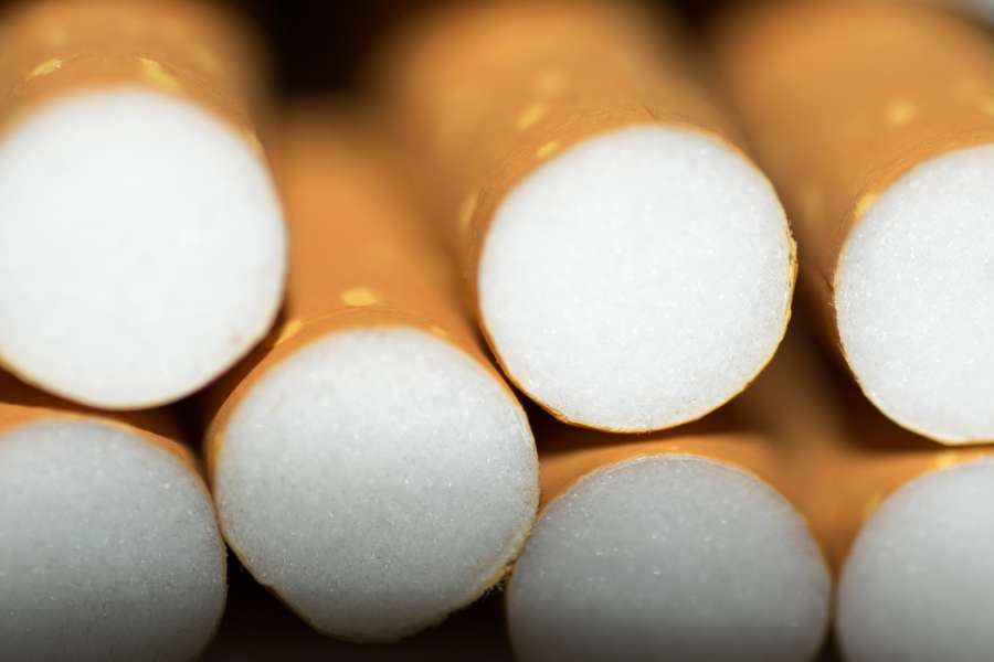abuso, adicto, adicción, fondo, malo, caja, marrón, negocio, cáncer, cigarro, cigarrillo, de cerca, cortar, peligro, muerte, detalle, droga, seco, costoso, sabor, Fresco, hábito, industria, ocio, macro narcótico, nicotina, objeto, placer, problemas, procesado, producto, relajación, riesgo, rollo, satisfacción, firmar, textura, tabaco, tóxico, insalubre,