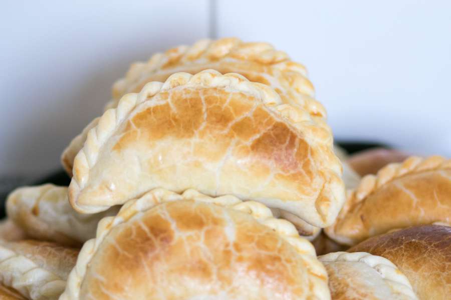 argentina, horneado, cena, empanadas, comida, pie, frito, hecho en casa, carne, mediterráneo, empanada, pimiento, tartas, bocadillo, español, mesa, tradicional, atún, vegetal, relleno, empanada,