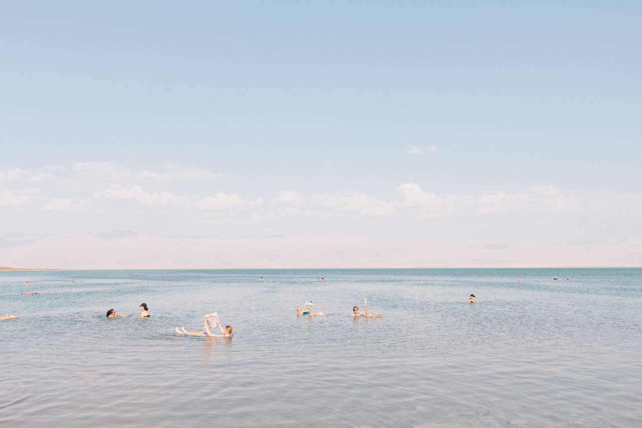 Mar de la Muerte;Israel,verano,vacaciones,naturaleza,agua,aire libre,arena,azul,relajación,viajes,destinos de viaje,costa,paisaje,diversión,clima tropical,ola,turista,día, 