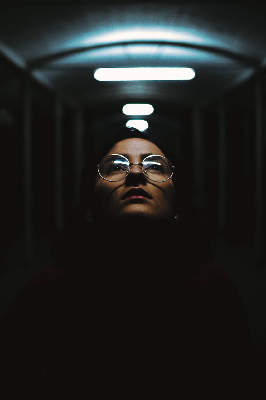 retrato, cara, moda, mujer, estilo, modelo, moderno, estudio, joven, estilo de vida, neón, futurista, resumen, tecnología, luz, diseño, mujer, belleza, brillo, moda, niña, adulto, fondo, personas, cibernético, internet, posando, mirando, fantasía, hermoso, brillante, atractivo, en línea, persona, glamour, gafas, cyberpunk, imágenes, peinado, tendencia, noche, fondo negro, club, iluminación,