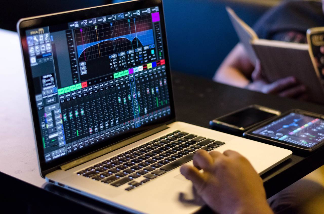 audio, sonido, monitor, estudio, equipo, música, profesional, tecnología, computadora, mezclador, productor, mezcla, instrumento, grabación, control, estéreo, medios, producción, micrófono, consola, registro, digital, ingeniero, panel, electrónico, editor, hombre, tablero, compositor, canción, dj, músico, ecualizador, volumen, industria, radiodifusión, escucha, ingeniero de sonido, edición, software, musical, entretenimiento, fondo, ocupación, gente, postproducción, escritorio, pantalla,