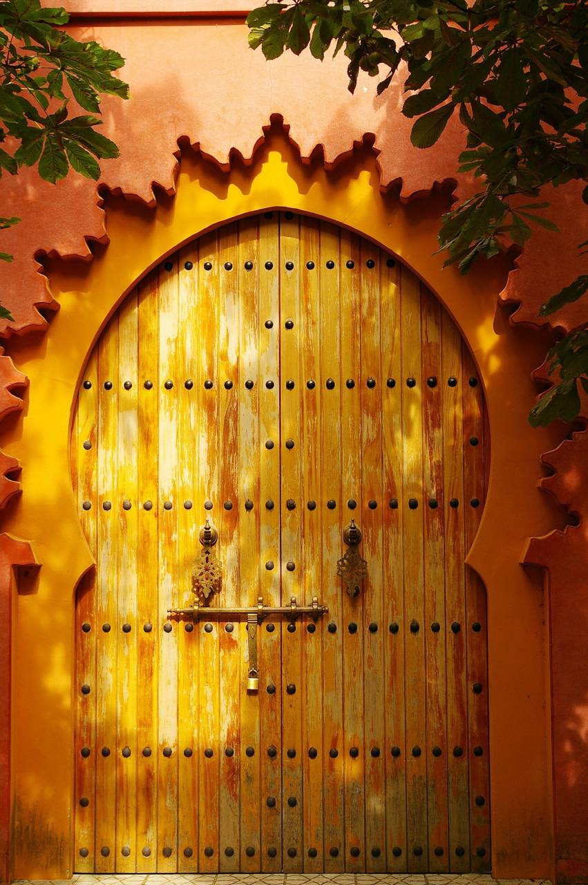 Estilo árabe, Puerta de madera vieja, Arquitectura, Patrimonio, Vintage, Tradicional, Antiguo, Histórico, Cultural, Entranc, Adornado, Tallado, Artístico, Medio Oriente, Antiguo, Exótico, Rústico, Puerta, Patrimonio cultural, Arquitectura árabe, Artesanía de madera, Árabe Diseño, puerta tradicional, decoración árabe, símbolo cultural, único, atemporal, artesanía, auténtico, arte,