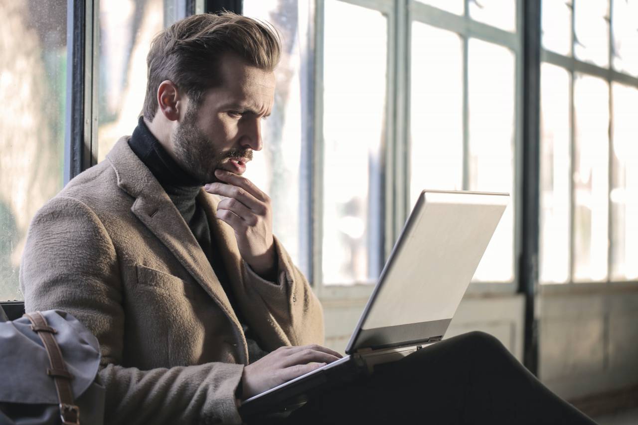 Hombre, Trabajar, Computadora portátil, Viajar, Negocios, Tecnología, Trabajo remoto, Nómada digital, Sobre la marcha, Productividad, Equilibrio entre trabajo y vida personal, Trabajo móvil, Viaje, Estilo de vida de viaje, Profesional, Emprendedor, Independiente, Digital, Conectividad, Internet, Conmutar , trabajo remoto, trabajo remoto, independencia de ubicación,