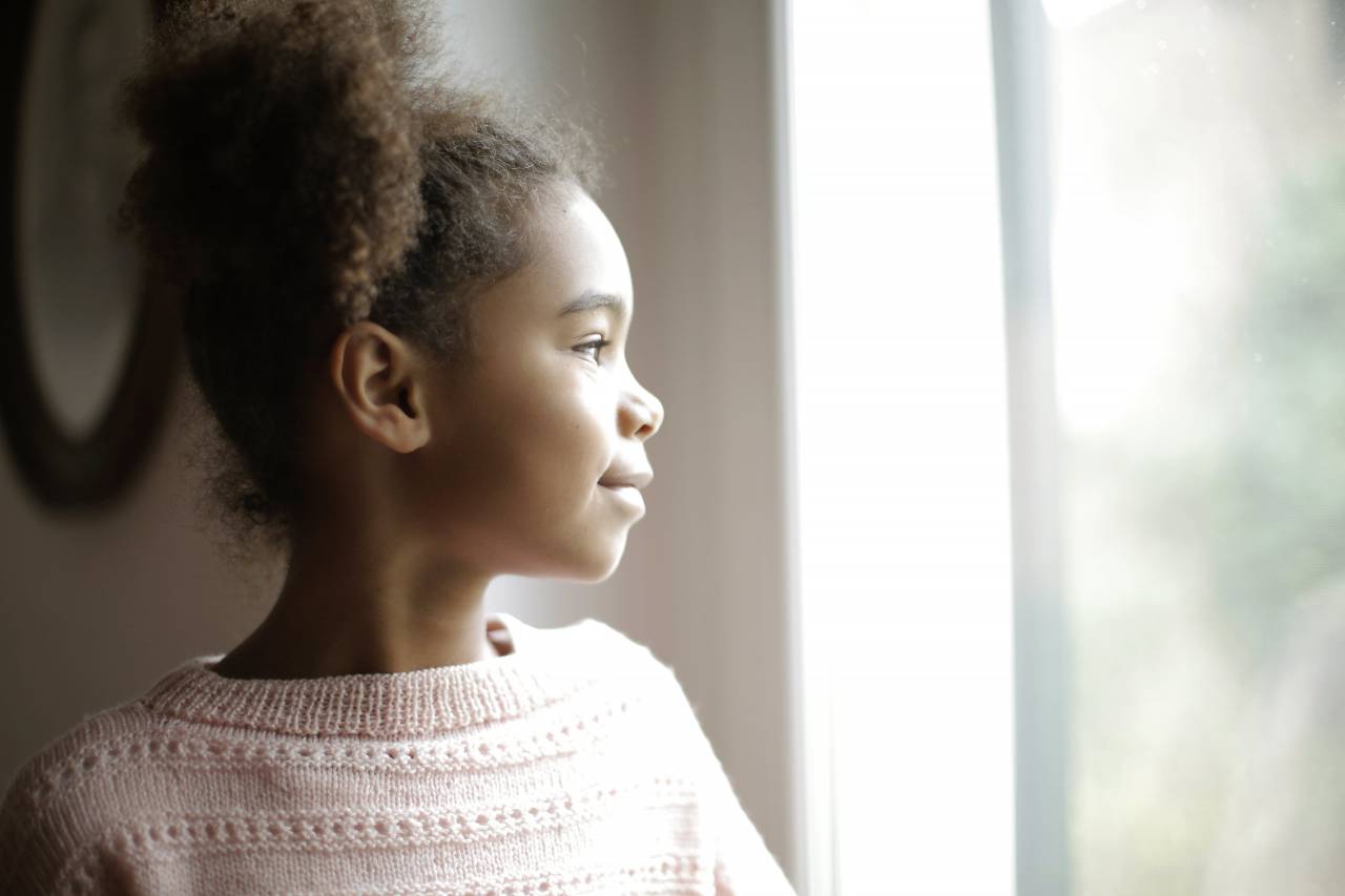 Portrait, Afro American, Girl, Looking, Window, Home, Contemplation, Reflective, Thoughtful, Indoor, Solitude, Curiosity, Domestic, Serene, Peaceful, Pensive, Gazing, Melancholy, Serenity, Daydreaming, Domestic Life, Inner World, copy space, smile, 