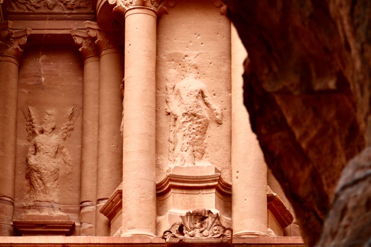 Petra, Jordán, turismo, viajar, templo, piedra, rock, antiguo, UNESCO, historia, arquitectura, patrimonio, ciudad, punto de referencia, tesoro, histórico, cultura, este, medio, antiguo, arenisca, fachada, árabe, cañón, arqueología, montaña, tumba, mundo, edificio, beduino, rojo, religión, monasterio, Asia, restos, ruina, tallado, sitio, gira, jordano, desierto, turista, khazneh, ver, histórico, monumento, ala, acantilado, aventura,