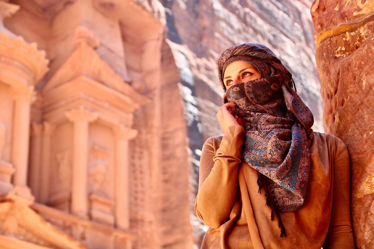 Petra, Jordán, turismo, viajar, templo, piedra, rock, antiguo, UNESCO, historia, arquitectura, patrimonio, ciudad, punto de referencia, tesoro, histórico, cultura, este, medio, antiguo, arenisca, fachada, árabe, cañón, arqueología, montaña, tumba, mundo, edificio, beduino, burka, religión, monasterio, Asia, restos, ruina, tallado, mujer, gira, jordano, desierto, turista, khazneh, ver, histórico, monumento, ala, acantilado, aventura,