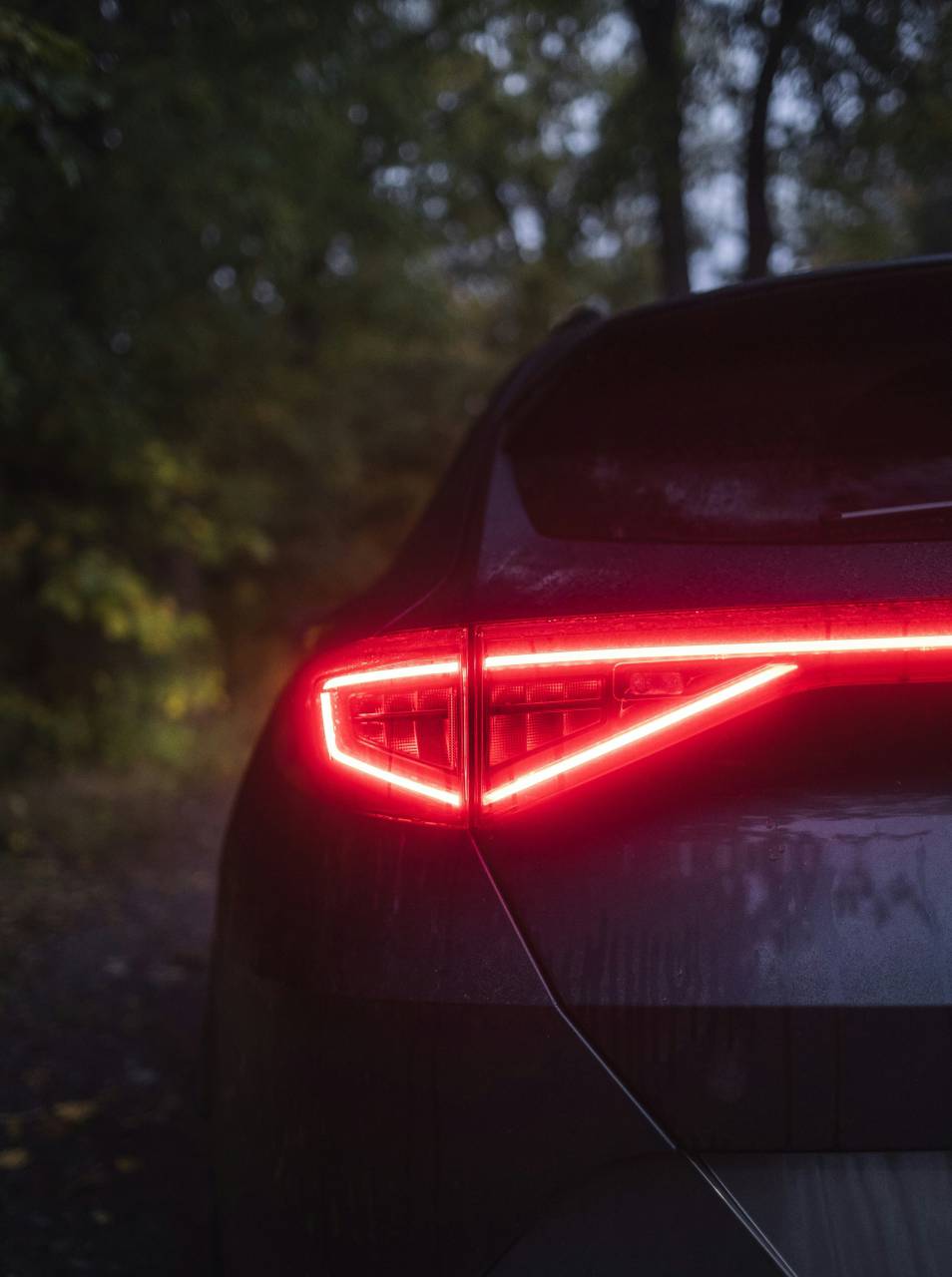 LED, Luz trasera, Iluminación, Luz trasera, Coche moderno, Diseño automotriz, Luz de freno, Rojo, Luz, Tecnología del vehículo, Detalle del coche, Iluminación de alta tecnología, Seguridad automotriz, Diseño elegante, Vista posterior, Innovación tecnológica, Conducción nocturna, Cola iluminación final, automóvil contemporáneo, sistema de frenos, señalización trasera, características automotrices futuristas,