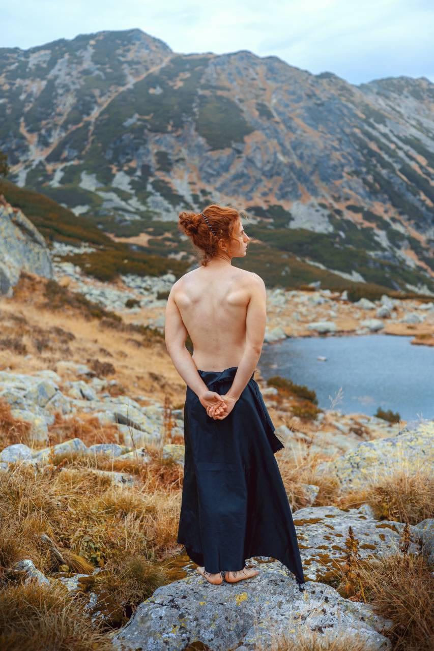 Pelirrojo, Joven, Mirando, Horizonte, Lago de montaña, Contemplación, Reflexión, Tranquilidad, Soledad, Naturaleza, Aventura, Serenidad, Desierto, Exploración, Estilo de vida al aire libre, Inspirador, Vista majestuosa, Belleza escénica, Atmosférico, Pacífica, Reflejos en el agua experiencia, Soñar despierto, Belleza natural, Paisaje montañoso, Orilla del lago, Armonía, Momento de meditación, Calma, La aventura espera,