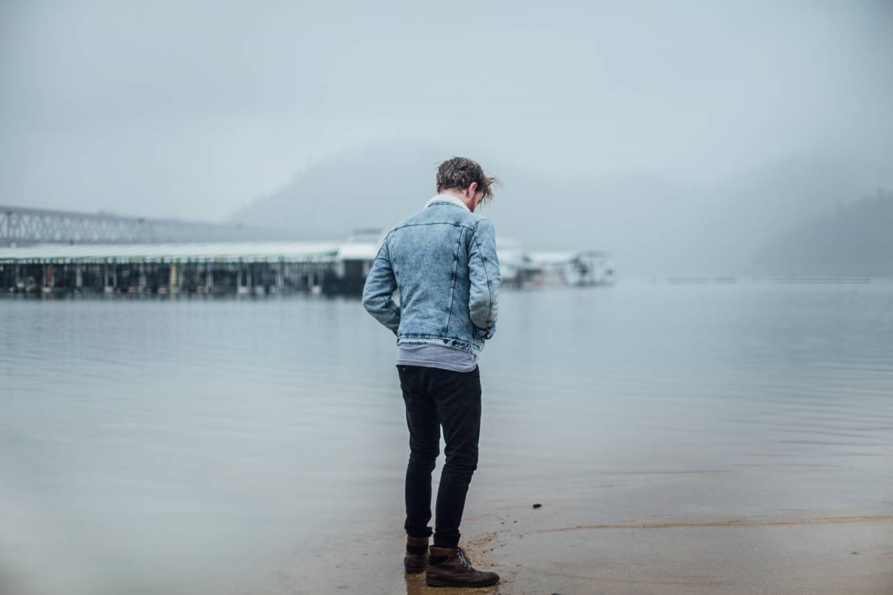 Guy, hombre, gente, mezclilla, moda, chaqueta, al aire libre, lago, agua, naturaleza, niebla, brumoso,