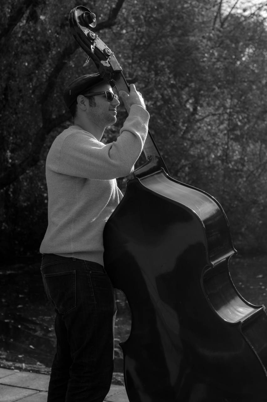 Músico, instrumento musical, música, bajo, hombre, parque, gafas de sol, sombrero, blanco y negro, gente,