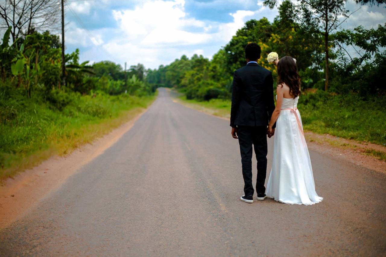 gente, pareja, hombre, niña, amor, boda, tomados de la mano, flor, ramo, calle, camino, verde, césped, árboles, cielo, nubes,