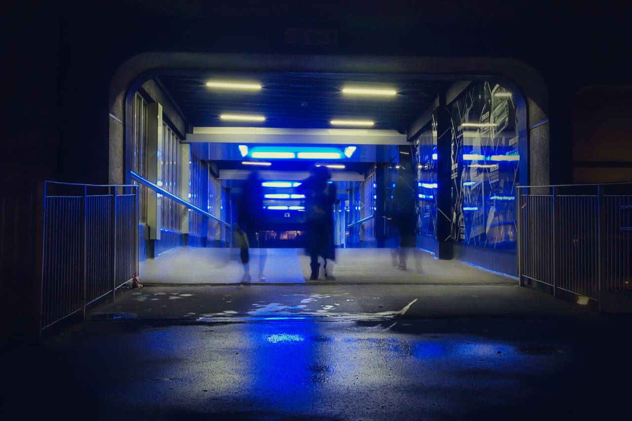 gente, niña, mujer, edificio, reflexión, difuminar, acero, imagen, pasillo, luces, camino, calle, ciudad, urbano, circuito cerrado de televisión, cámara, seguridad, seguridad, noche, oscuro,
