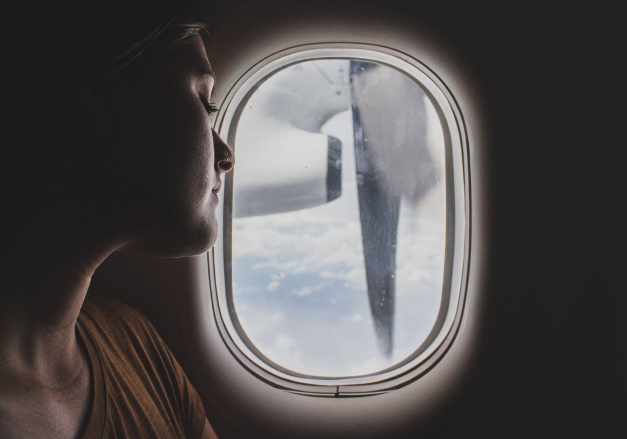 Gente, mujer, avión, viaje, aventura, vacaciones, viaje, antena, ala, nubes, cielo, turbina,