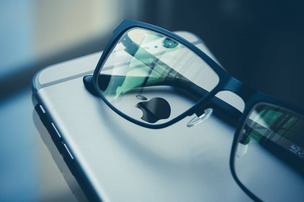 technology, gadgets, iphone, smartphone, mobile, reading, glasses, reflection, still, bokeh
, 