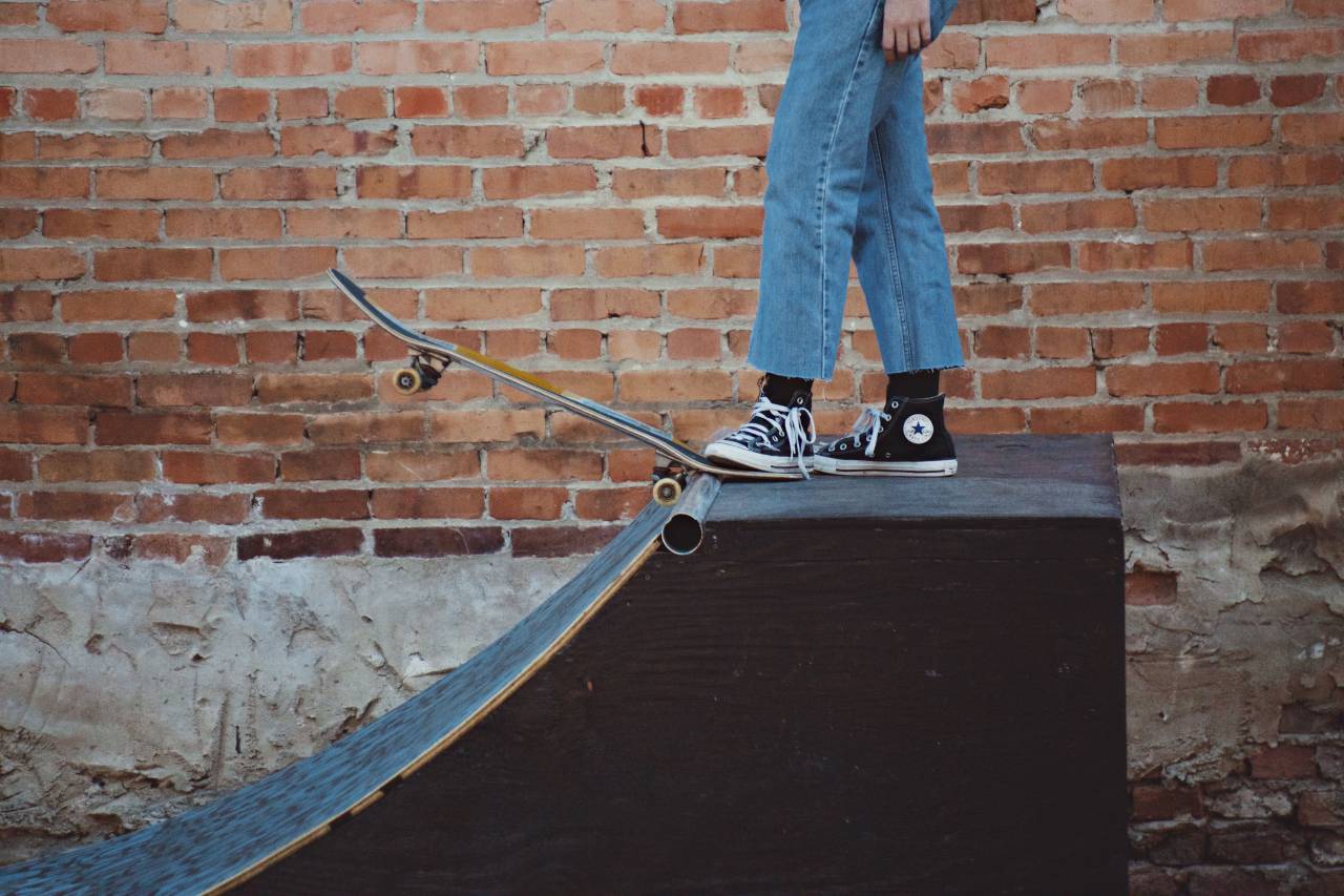 Pared, gente, piernas, zapatos, deporte, juego, patineta, skate, acero, madera, diapositiva,