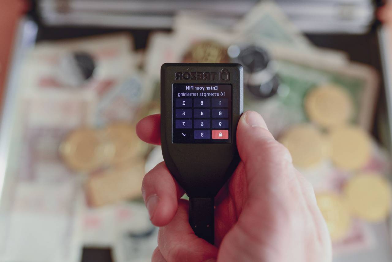 Mano masculina, Explotación, Cartera de criptomonedas fría, Moneda digital, Criptomoneda, Seguridad de cartera, Seguridad cibernética, Tecnología financiera, Dinero virtual, Activo digital, Cartera criptográfica, Inversión criptográfica, Tecnología Blockchain, Seguridad de criptomonedas, Almacenamiento en frío, Criptomoneda segura, Protección de cartera, Titular de criptomonedas, Monedero digital, Monedero Bitcoin, Tenencia de criptomonedas, Seguridad financiera, Finanzas digitales, Gestión de criptomonedas, Portafolio criptográfico, Estrategia de inversión criptográfica, Monedero digital seguro,