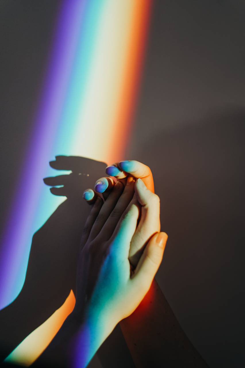 Manos, Fondo de color LGBTQ, Diversidad, Inclusividad, Orgullo LGBTQ+, Apoyo, Unidad, Amor, Afecto, Comunidad LGBTQ+, Abrazo, Representación LGBTQ+, Visibilidad LGBTQ+, Aceptación LGBTQ+, Igualdad LGBTQ+, Derechos LGBTQ+, Símbolo LGBTQ+, Manos de apoyo LGBTQ+, El amor es Amor, mes del orgullo, colores LGBTQ+, símbolo de orgullo LGBTQ+, signo de mano LGBTQ+, gesto LGBTQ+, apoyo del orgullo LGBTQ+, símbolo de mano LGBTQ+, inclusión LGBTQ+, abrazo de mano LGBTQ+, orgullo y unidad LGBTQ+,