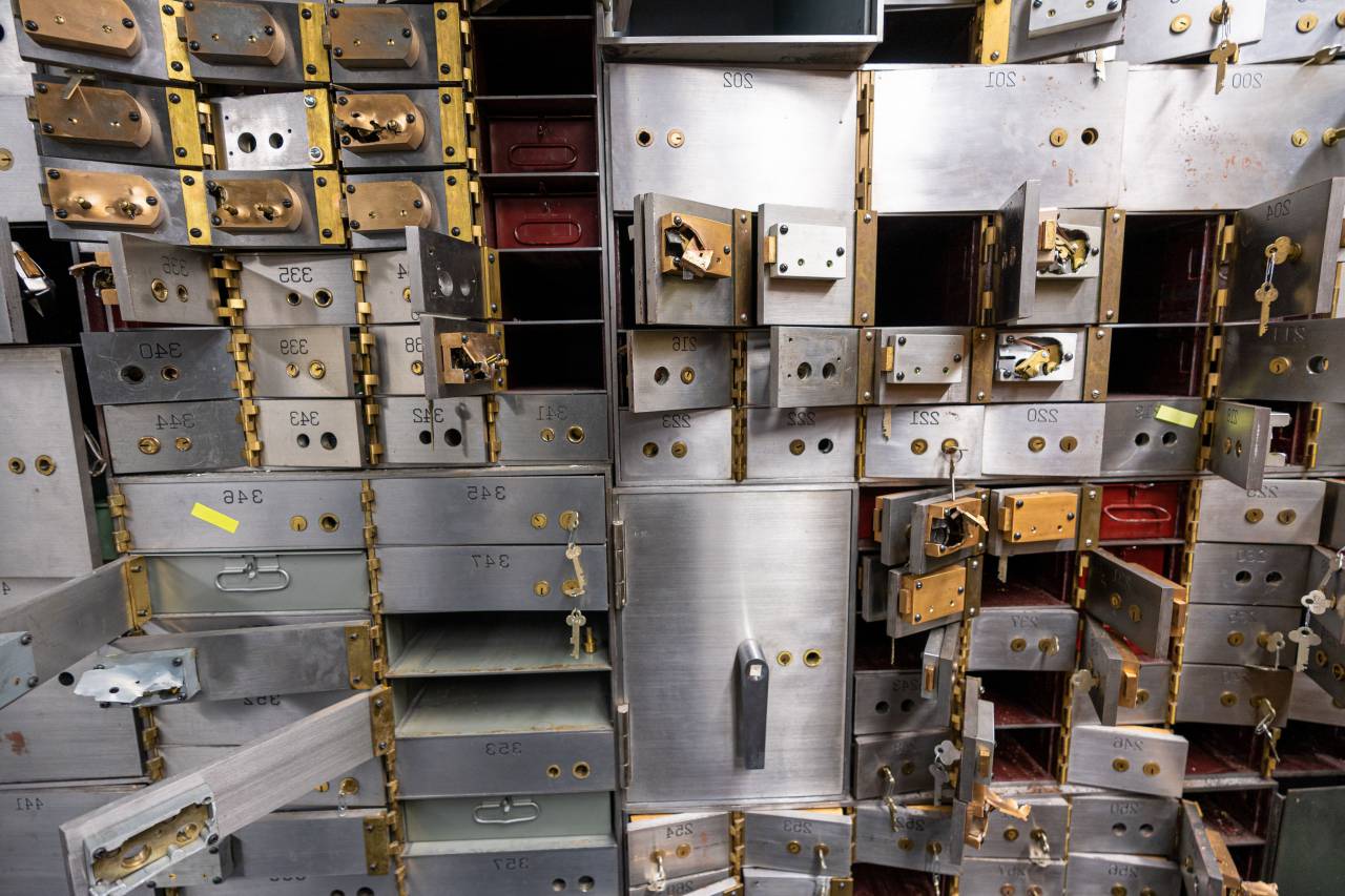 Concepto de robo, Caja de seguridad abierta, Banco, Violación de la seguridad, Crimen, Robo, Robo, Objetos de valor robados, Pérdida financiera, Actividad delictiva, Entrada ilegal, Robo, Intrusión, Acceso no autorizado, Robo de caja fuerte, Vulnerabilidad de seguridad, Robo bancario , Crack seguro, Violación de seguridad, Posesión ilegal, Intención criminal, Compromiso de seguridad, Entrada no autorizada, Compromiso de seguridad, Riesgo financiero, Activos robados, Intrusión criminal, Robo de caja de seguridad, Alerta de seguridad bancaria, Delitos financieros,
