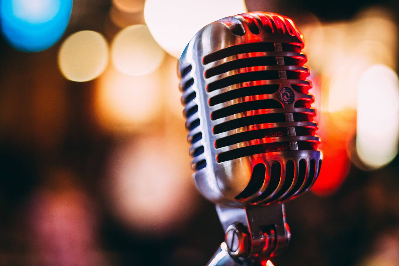 sonido, audio, micrófono, música, micrófono, clásico, vendimia, estudio, antiguo, retro, karaoke, entretenimiento, radio, aislado, equipo, voz, concierto, soporte, medios de comunicación, comunicación, musical, radiodifusión, rock, vivir, fondo, escenario, registro, transmisión, ilustración, vector, blanco, popular, espectáculo, rendimiento, audiencia, habla, metal, volumen, plata, objeto, instrumento, tecnología, altavoz, icono, símbolo, vocal, banda, profesional, entrevista, soltero,