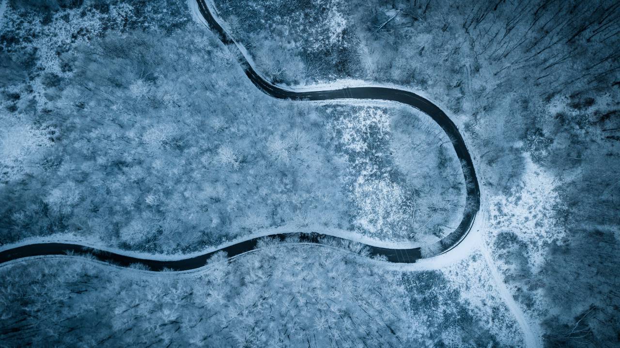 bosque, invierno, nieve, blanco, frío, la carretera, paisaje, naturaleza, nevado, temporada, sinuoso, árbol, aéreo, escénico, ver, rural, montaña, zumbido, al aire libre, escena, curvas, clima, coche, paisaje, hielo, día, natural, fondo, bosque, curva, escarcha, viaje, destino, madera, parte superior, arriba, vista aérea, pino, aventura, ojo, calzada, viaje, hermoso, ojo de pájaro, campo, congelado, curvo, conífero, paisaje de invierno, medio ambiente,