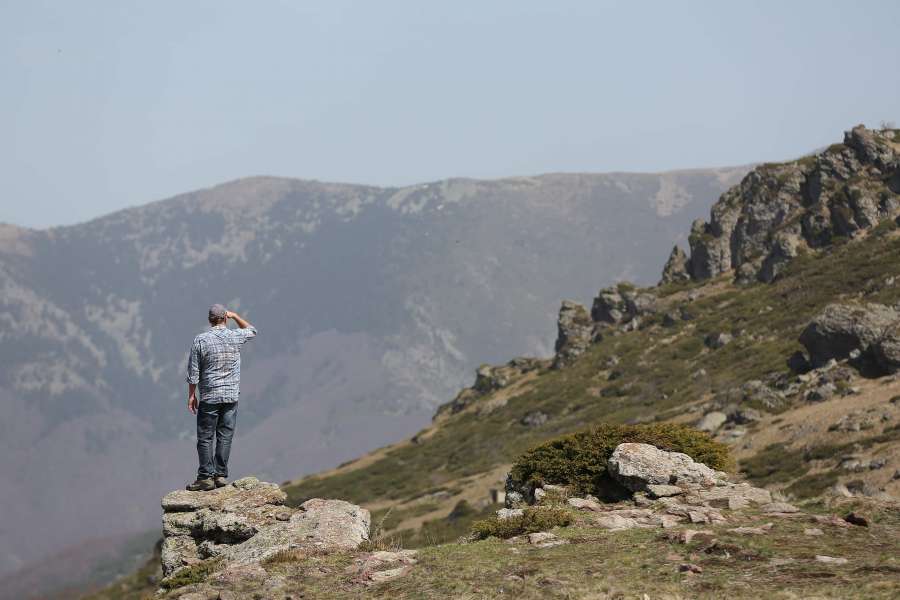 horizonte, hombre, cielo, montaña, paisaje, aventuras, rock, libertad, acantilado, joven, pico, trekking, mirando, caminante, turista, al aire libre, viajar, gente, contento, extremo, naturaleza, parte superior, actividad, alto, caminata, excursionismo, deporte, viaje, mochila, persona, luz de sol, altitud, colina, estilo de vida, ocio, logro, turismo, éxito, verano, ver, alpinismo, brumoso, puesta de sol, chico, piedra, masculino, hermosa, brumoso, sentado, Nubes
