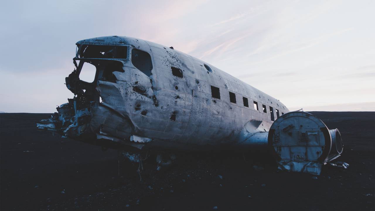avión, avión, viejo, naufragio, daño, roto, basura, cielo, nubes, oscuro, viaje, aventura, vacaciones, viaje, transporte, vehículo,