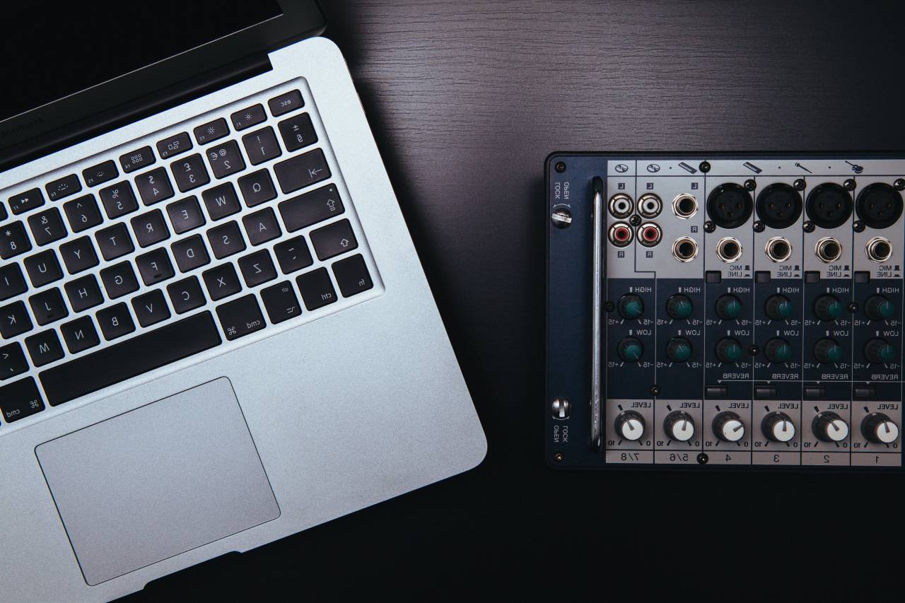 Apple, macbook, ordenador portátil, tecnología, mesa, mezclador, dj, equipo, música, analógico, audio,