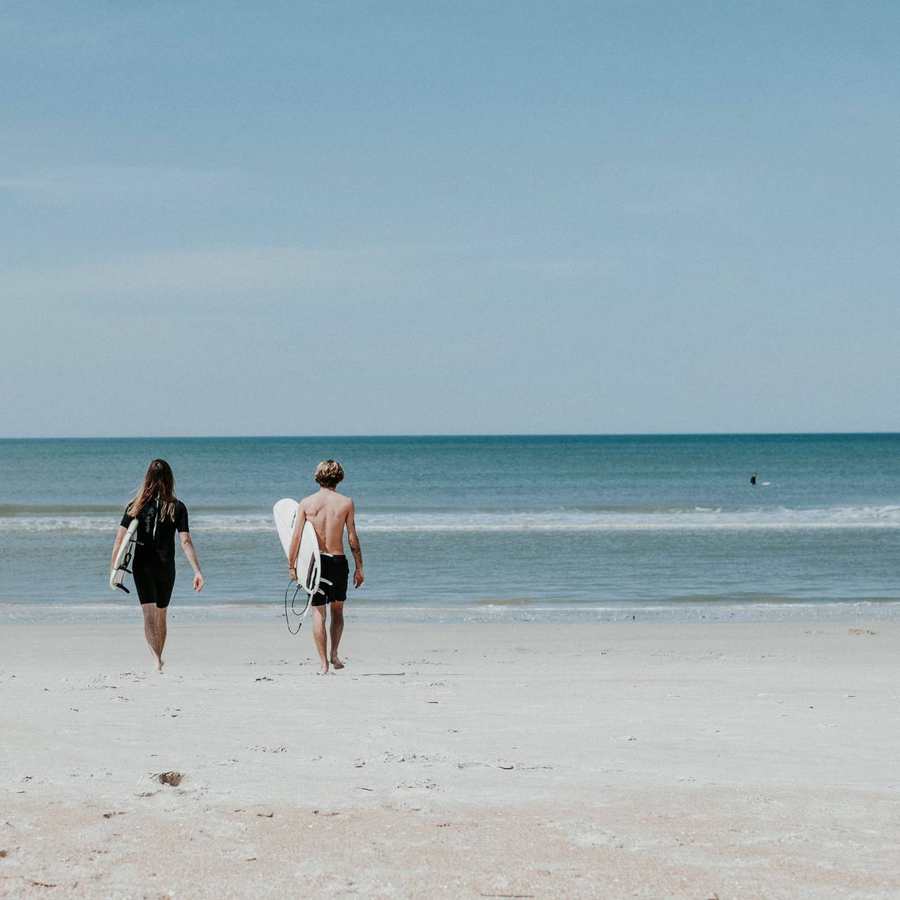 playa, verano, arena, mar, pareja, chico, mujer, hombre, niña, espalda, navegar, aventura, viaje, viajar, cielo,