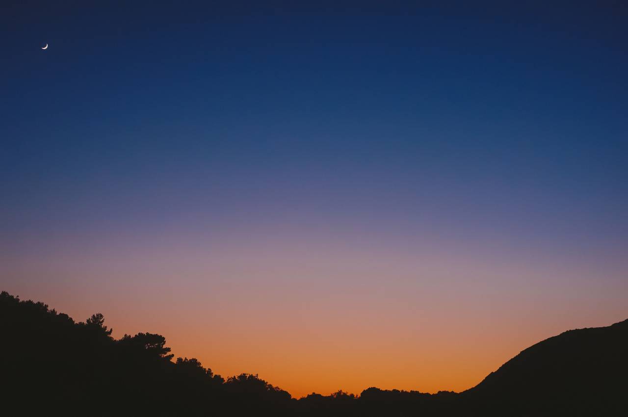 azul, naranja, cielo, puesta de sol, luna, silueta, montañas, árboles,
