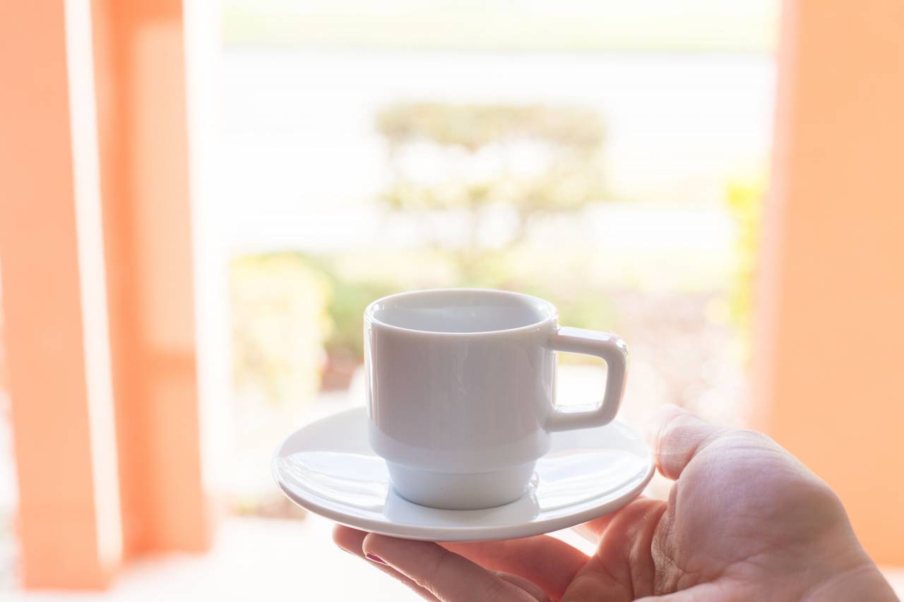Café, taza, manos, jarra, blanco, bebida, vacío, concepto, beber, copyspace, expreso, persona, mínimo, habitación,