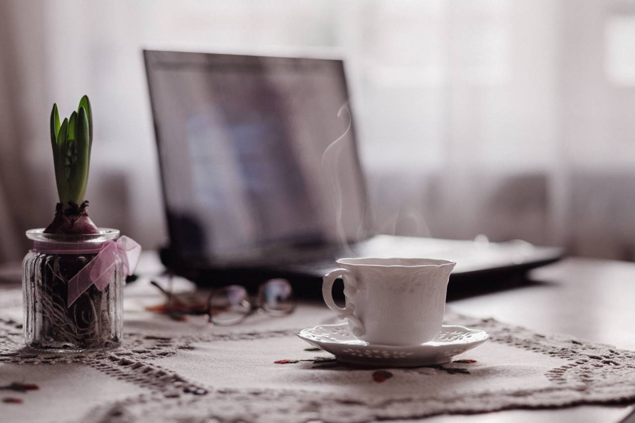 café, laptop, desayuno, descanso, anteojos, mesa, trabajo, té, taza,