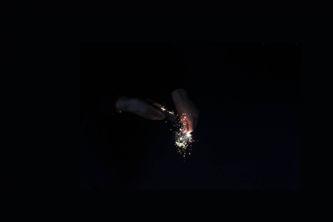 oscuro, noche, mano, bengala, luz, llama,