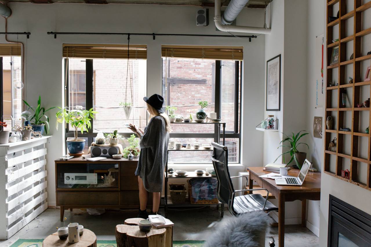 decoración, diseño, creativo, negocio, oficina, niña, mujer, moda, modelo, sombrero, computadora, laptop, macbook, escritorio, mueble, mesas, sillas, trabajando, tecnología,