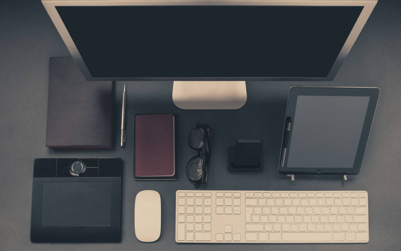 Dispositivos, periféricos, monitor, mac, ipad, teclado, ratón, muelle, gafas, bolígrafo, cuaderno, tecnología, negocios,