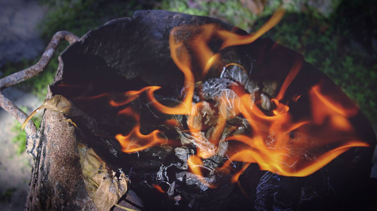 Fuego, llama, madera, carbón, ceniza, humo, calor, acero, óxido, exterior, césped, luz del sol,