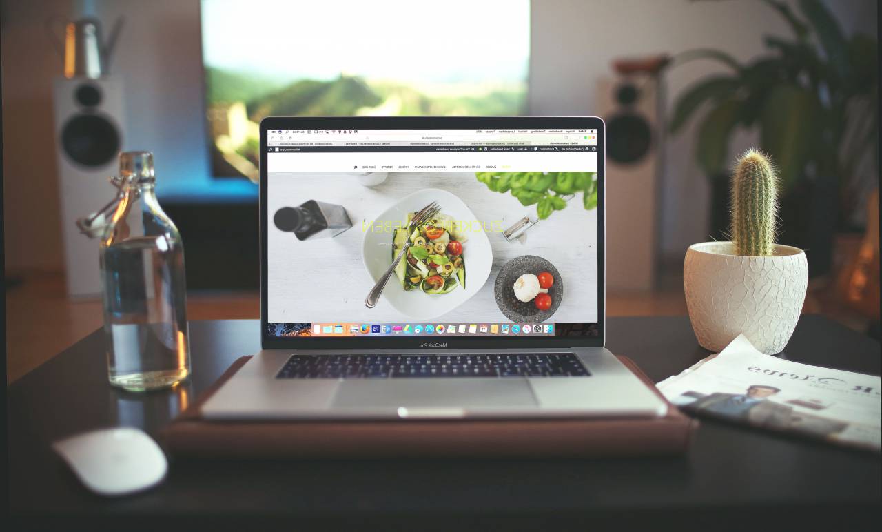 ordenador portátil, manzana, Macbook, computadora, ratón, navegador, investigación, estudiar, colegio, negocio, trabajo, escritorio, oficina, vaso, botella, agua, maceta, cactus, planta, interior, periódico,