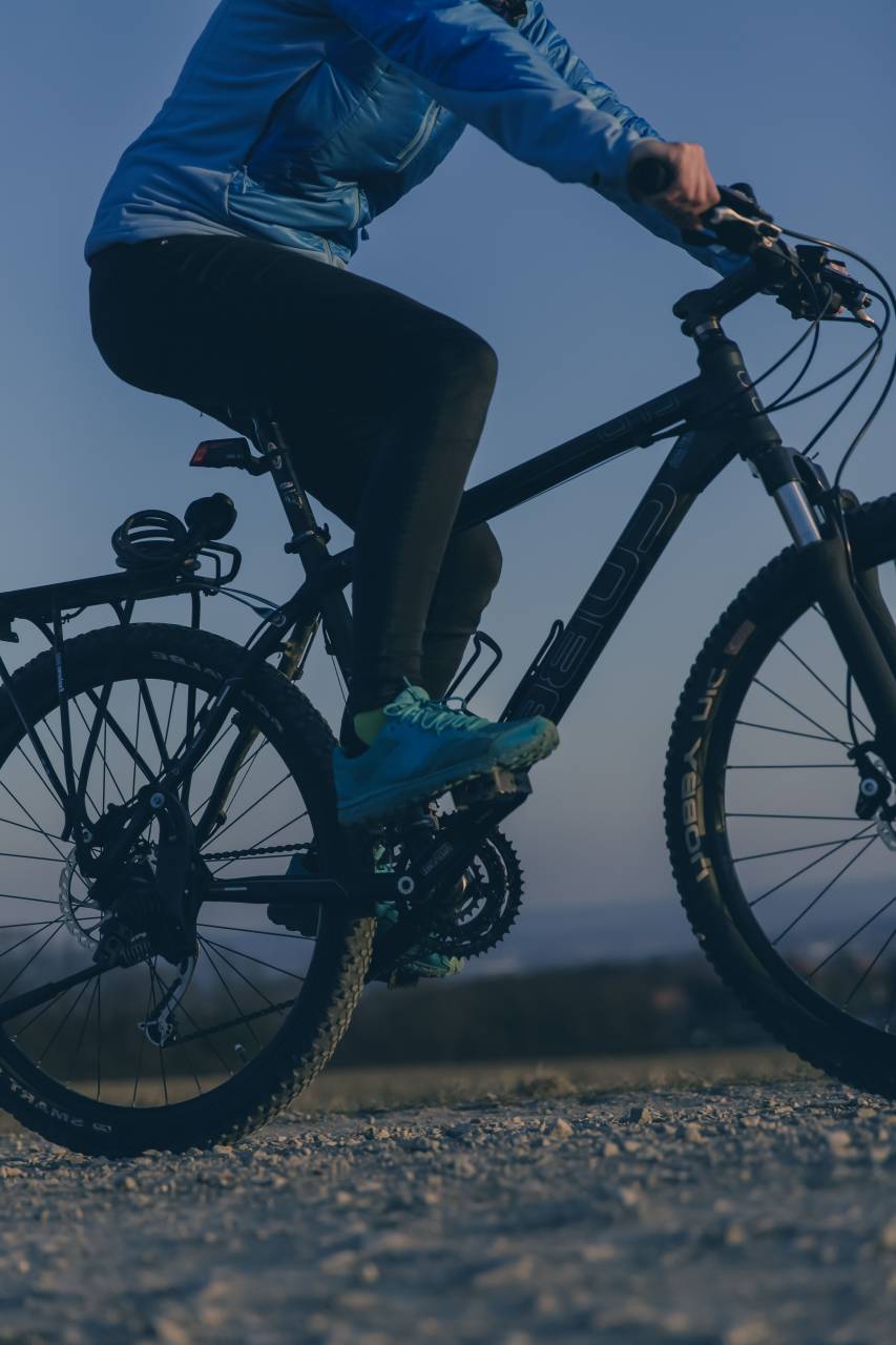 mountain, bike, people, woman, ride, bicycle, cyclist, racing, sport, game, exercise, fitness, health, footwear, shoe
, 