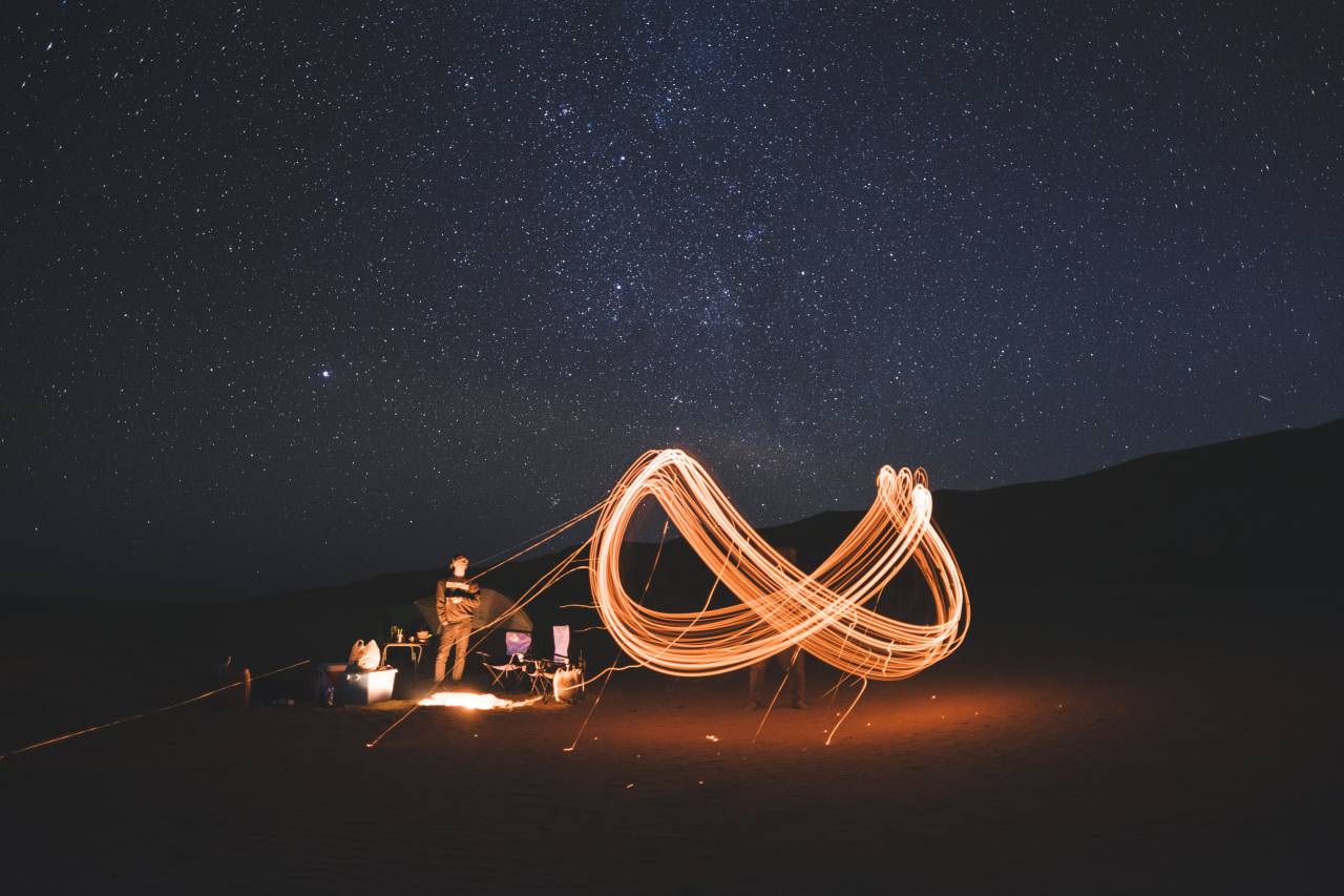 naturaleza, paisaje, noche, cielo, estrellas, constelaciones, ligero, pintura, bombilla, fotografía, chicos, hombres, gente, camping, sillas,