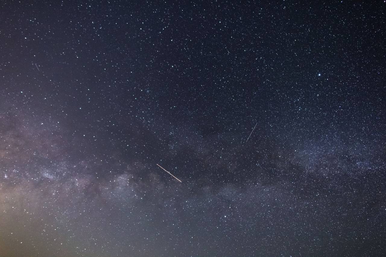 noche, estrellado, cielo, vía láctea, galaxia, espacio, silueta, naturaleza, noche, astronomía, al aire libre, estrellas, rural, cósmico, astrofotografía, papel pintado,