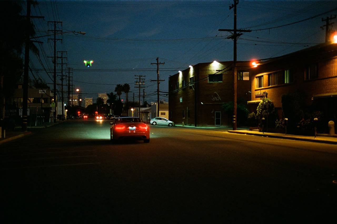 Rojo, coche, luces, oscuridad, calle, líneas eléctricas, carretera, noche, tarde,