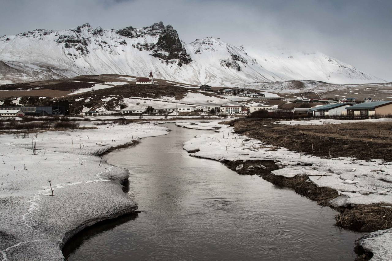 Río, agua, hielo, nieve, invierno, frío, montañas, picos, ciudad, pueblo, paisaje,