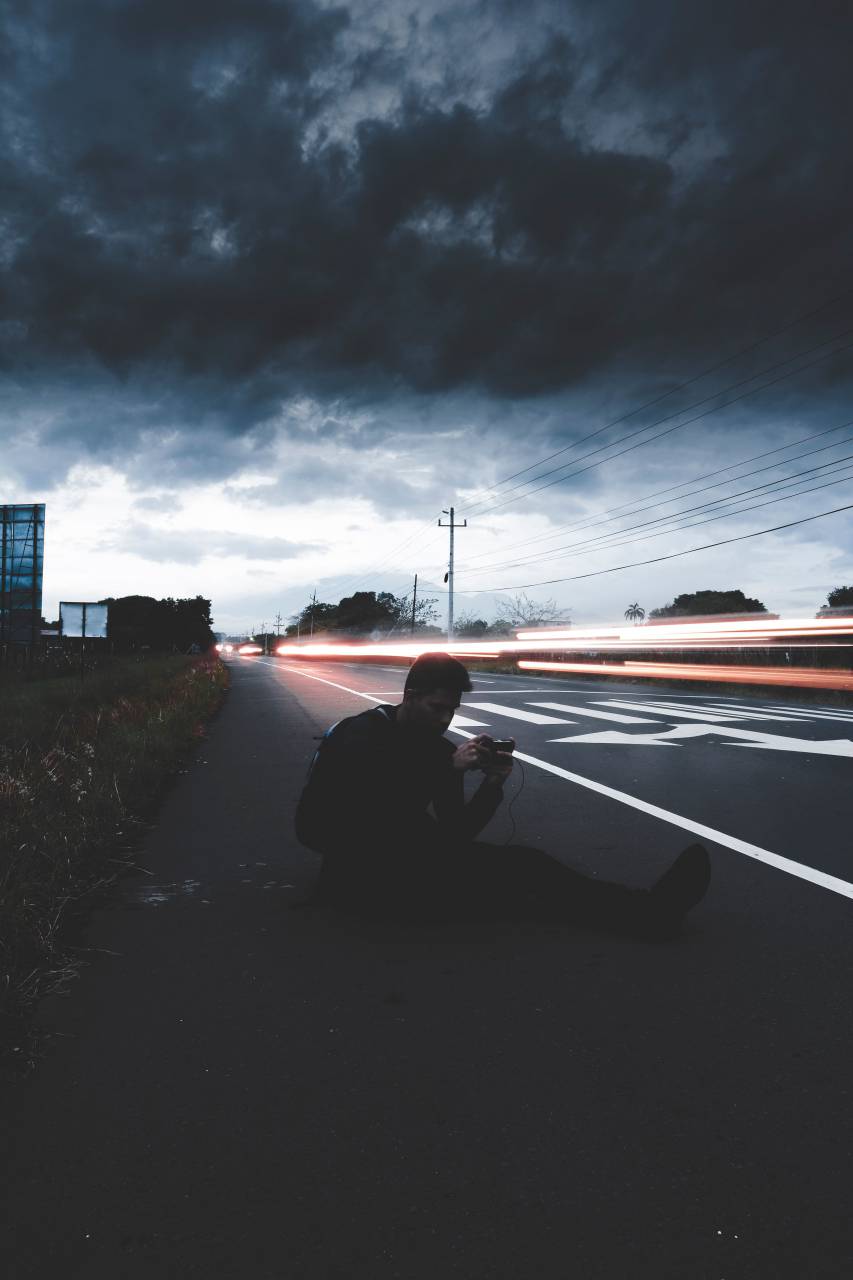 La carretera, la luz, la oscuridad, la nube, el cielo, la gente, el hombre, el chico, sentado, solo,